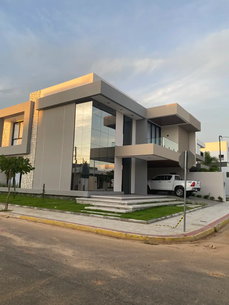 Sobrado concluído com pele de vidro e garagem coberta