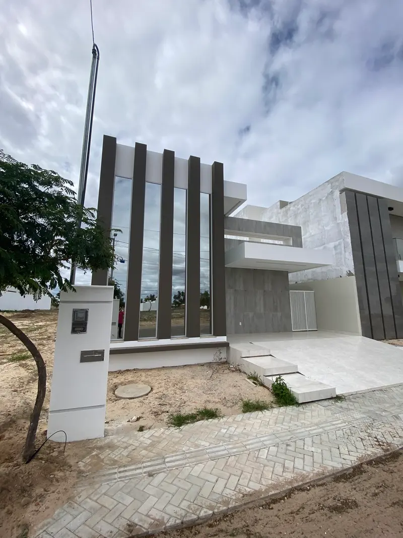 Casa concluída com aletas verticais escuras